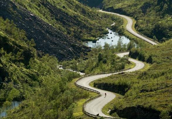 A person road cycling through Kaperskaret at Senja in Northern Norway