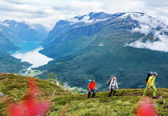 Personer på fjelltur til Hoven i Loen i Nordfjord på Vestlandet