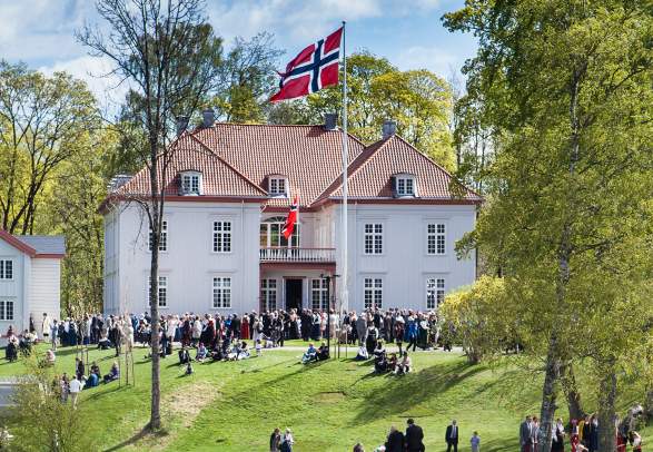 People gathering outside Eidsvollsbygningen in Romerike