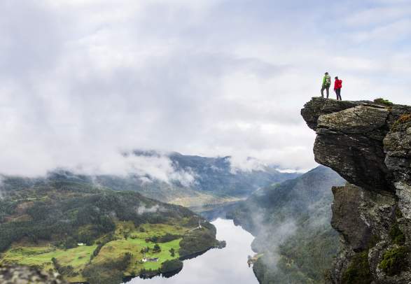 Två personer beundrar utsikten från toppen av Himakånå i Haugalandet i Fjord Norge (Vestlandet)
