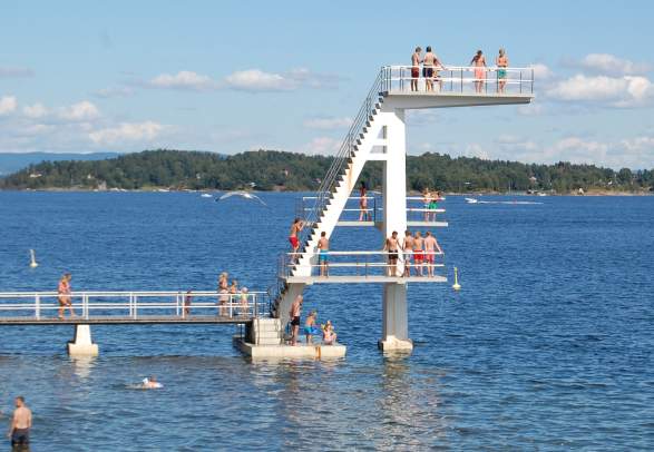 People swimming and diving at Hvalstrand Bad