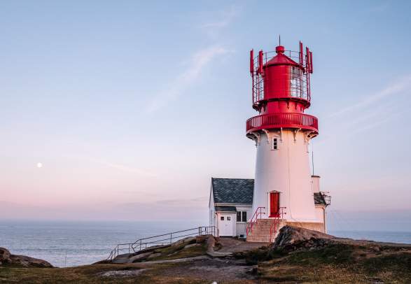 Vuurtoren van Lindesnes in Zuid-Noorwegen tijdens de zonsondergang