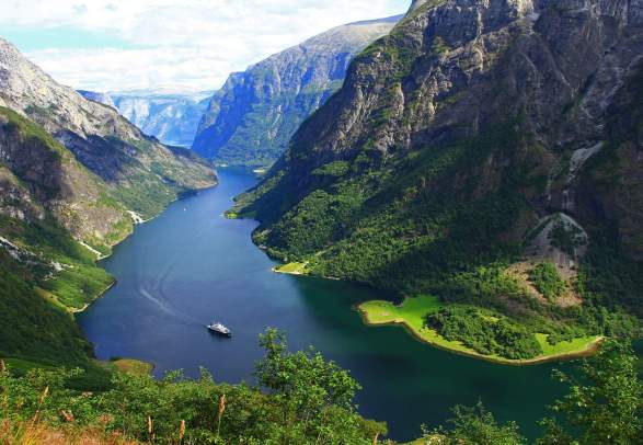 https://assets.simpleviewcms.com/simpleview/image/upload/c_fill,h_406,q_65,w_587/v1/clients/norway/naeroyfjorden_fjord_norway_2_1_001b9127-14ad-4b3d-99b6-29d8b3aae412.jpg