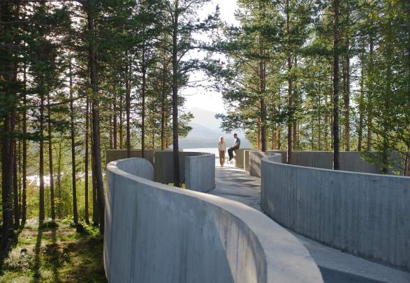 Two people looking at the view towards Rondane from Sohlbergplassen viewpoint on Norwegian Scenic Route Rondane