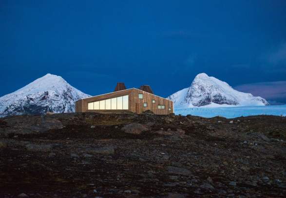 The Rabothytta cabin in Helgeland with snowcapped mountains in the background