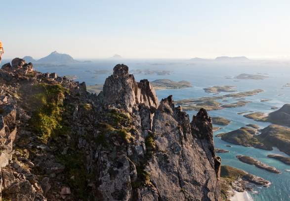 To personer på toppen av fjellet Rødøyløva på Helgeland i Nord-Norge
