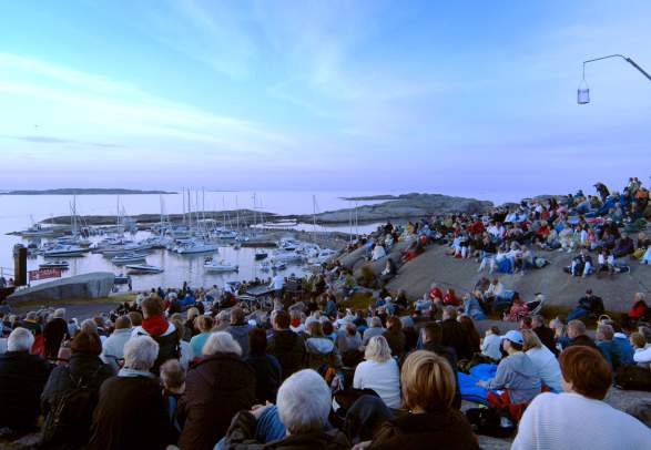 Large crowd of people watching a concert at Verdens ende in Tjøme