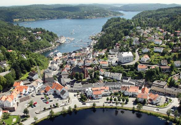 Den idylliske hvite sørlandsbyen Tvedestrand fra luften, mellom fjorden og innsjøen Tjenna.