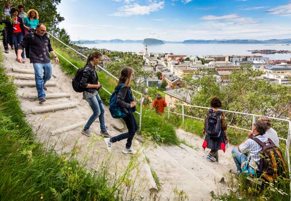 En gruppe mennesker går ned Sikksakkveien i Hammerfest