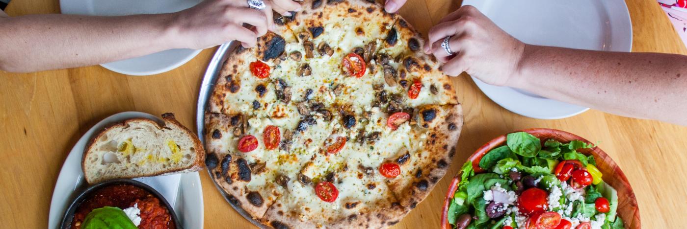 Bloomington Pizza Restaurants Dine In Takeout Delivery Pizza In Bloomington Restaurants