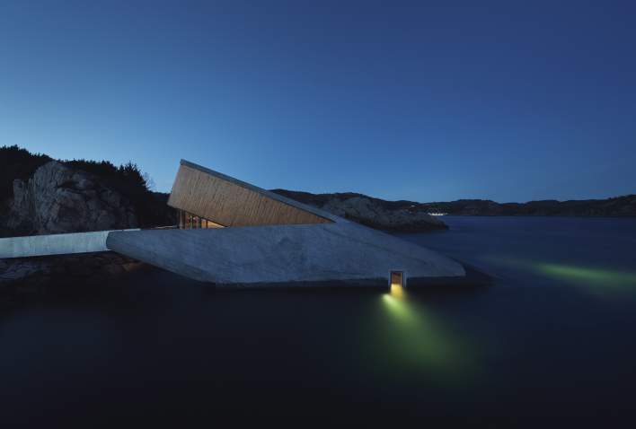 Restaurant Under seen from the outside at night