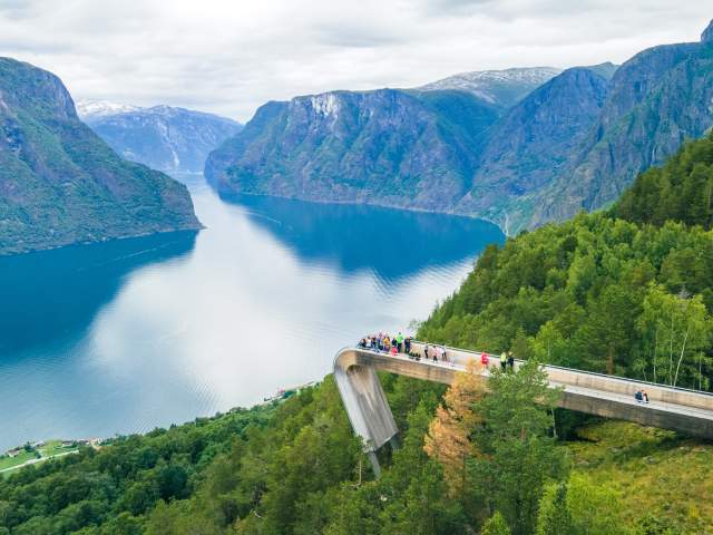 Immagini Stock - Elmo Vichingo Sulla Riva Del Fiordo In Norvegia. Turismo E  Concetto Di Viaggio. Image 145256905