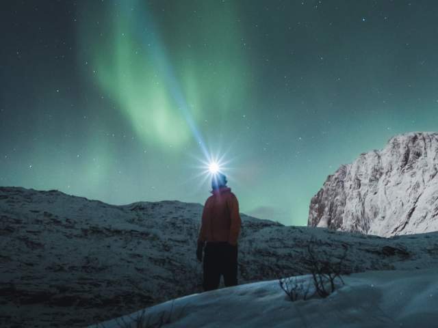 Aurora Boreal Na Noruega. Luzes Verdes Do Norte Acima Das Montanhas. Céu  Noturno Com Luzes Polares. Paisagem Noturna Do Inverno Com Aurora E  Reflexão Na Superfície Da Água. Costas Naturais Foto Royalty