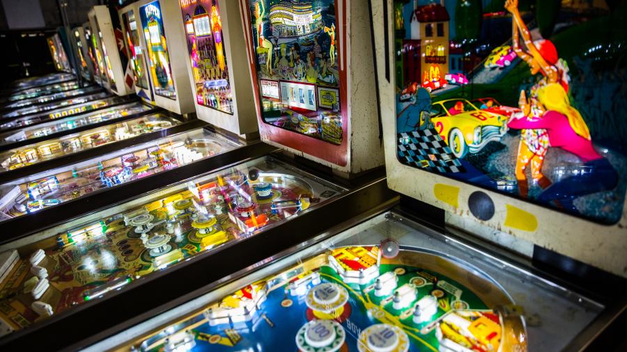 Pinball Hall of Fame: Las Vegas museum filled with hundreds of pinball  machines - ABC7 Los Angeles