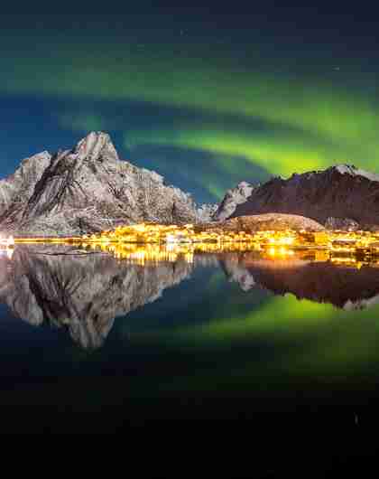 Nordlys over reine i Lofoten