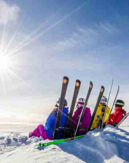 People with skis sitting in the sun in Trysil ski resort