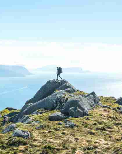 En mann står på toppen av Hornelen