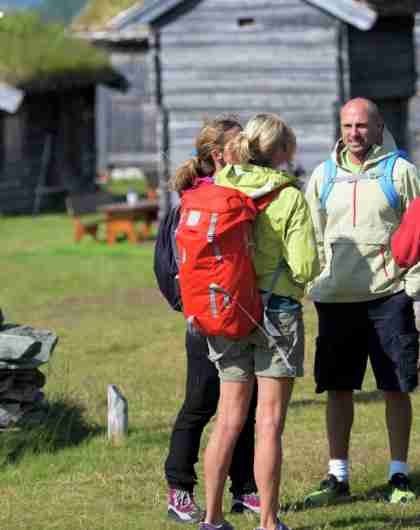 A group of people with backpacks getting ready for a hiking trip from Brekkeseter, Høvringen