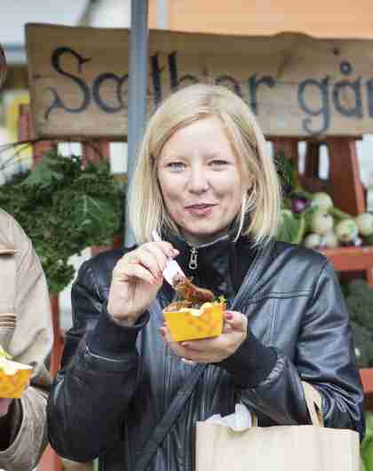 Man and woman eating food at festival in Trondheim