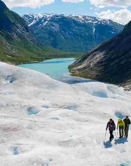 Tre mennesker går i taulag på Nigardsbreen
