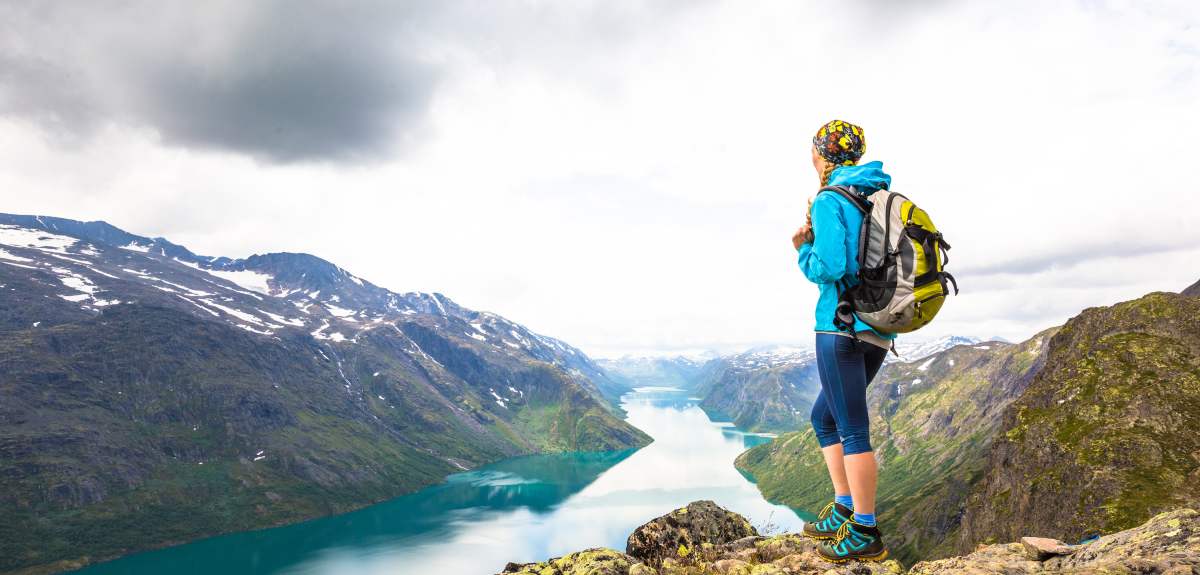 Una mujer disfruta de las vistas del lago Gjende desde lo alto de Besseggen, en Jotunheimen, Este de Noruega.