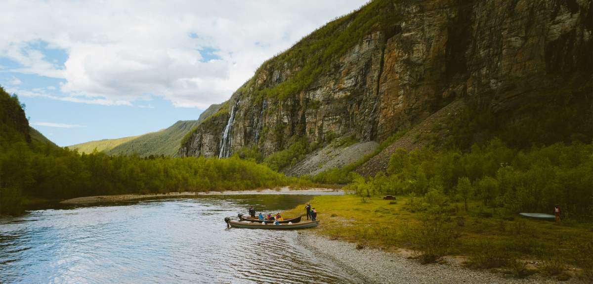 Un grupo de personas se prepara para salir a navegar el fiordo Lyngenfjord, en el Norte de Noruega, a bordo de dos pequeñas barcas.