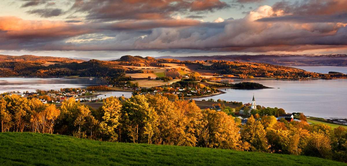 Oversiktsbilde av Innherred kledd i varme høstfarger