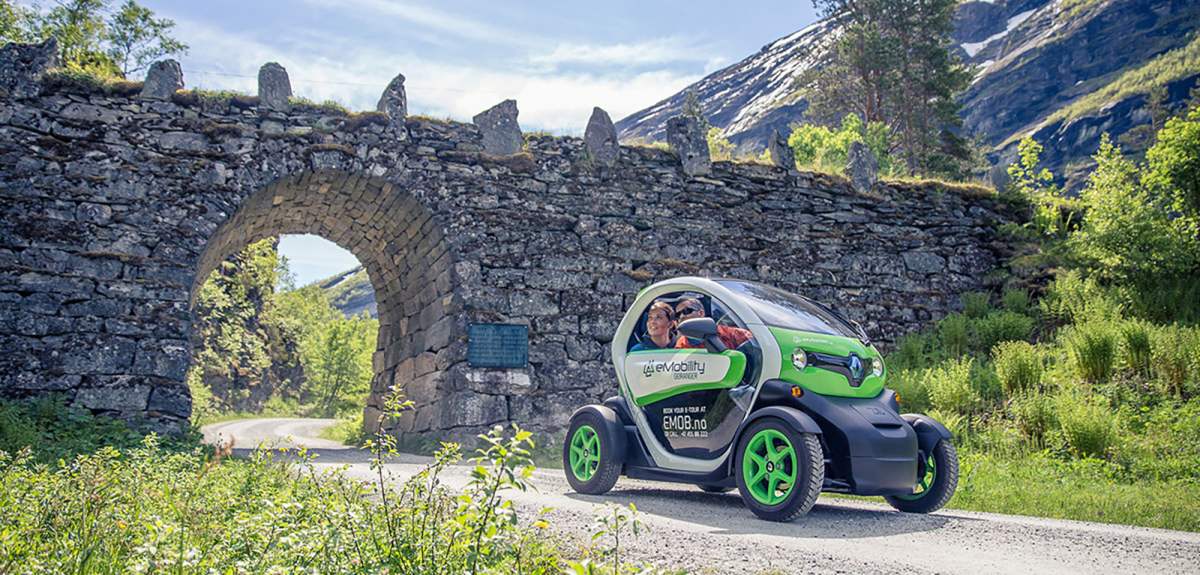 A couple exploring Norway the green way with an eMobility electric car