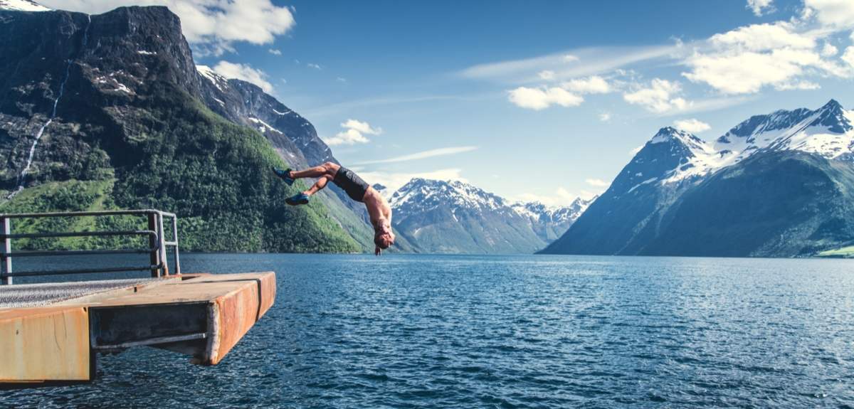 Lasse Tufte diving into the Hjørundfjord
