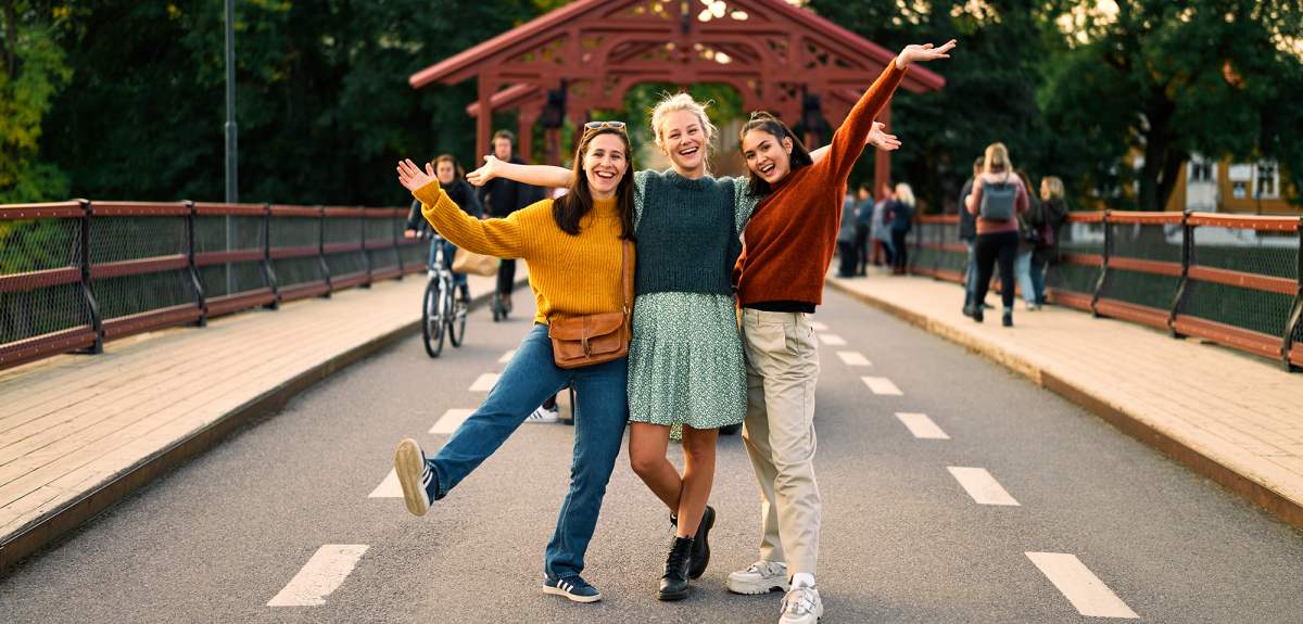 Three women are standing on the Gamle bybro bridge in Trondheim, Trøndelag