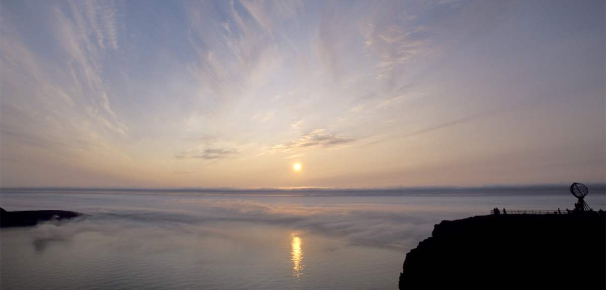 Vista del sol de medianoche sobre el Cabo Norte, en la provincia noruega de Finnmark.