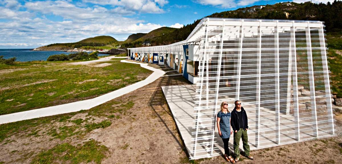 A couple enjoying the sun at Stokkøya Sjøsenter in Trøndelag