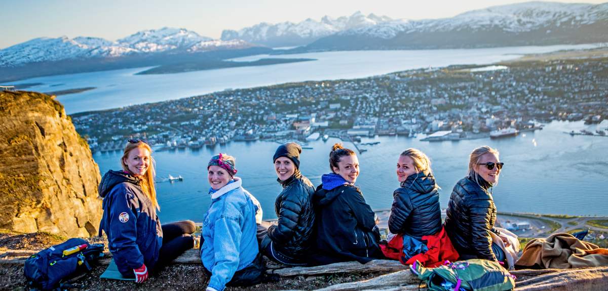 Группа девушек, любующихся видом на Тромсё, Северная Норвегия