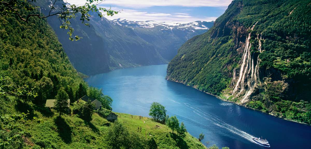 Pemandangan Geirangerfjord dan air terjun Seven Sisters