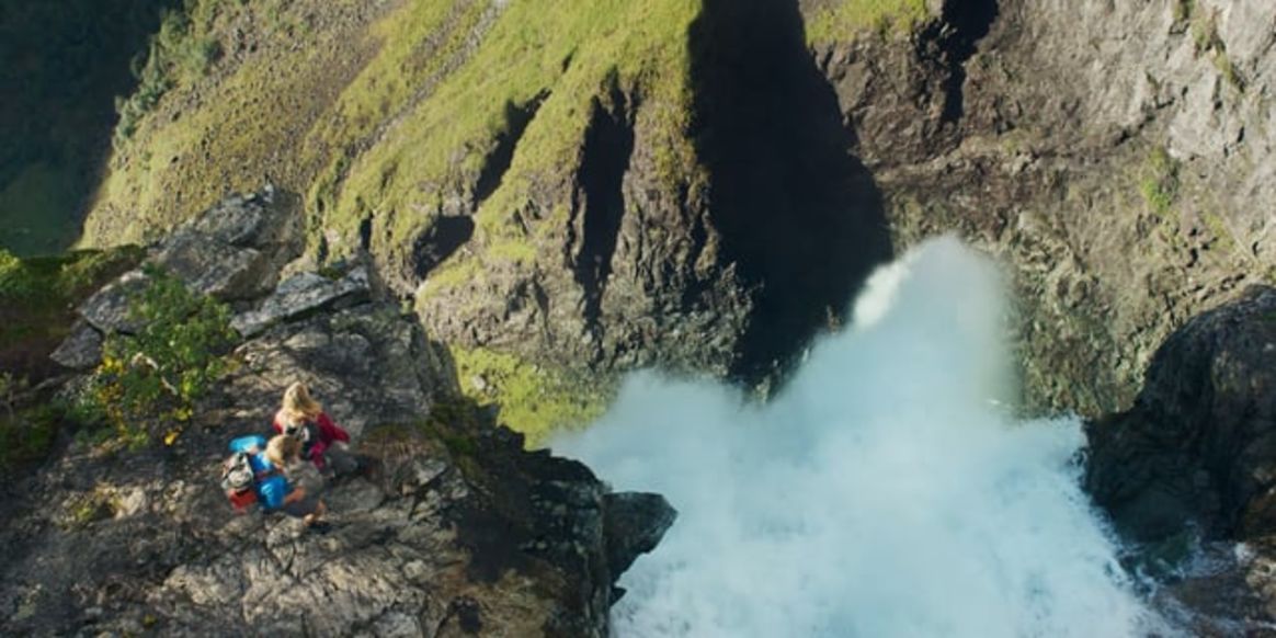Hiking to Vettisfossen waterfall
