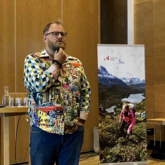 Bilde av Pål Knutsson Medhus som holder presentasjon på fagdag terrengsykkel og reiseliv
