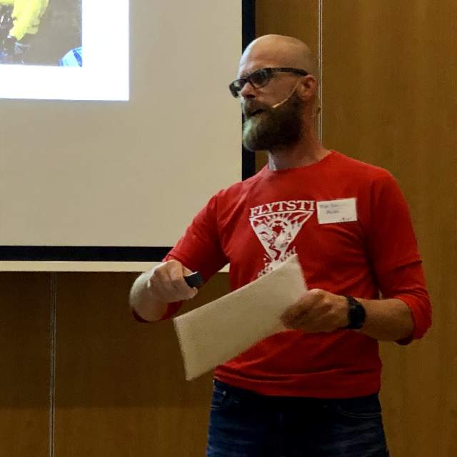 Bilde av Truls Andersen Ekelund som holder presentasjon på fagdag terrengsykkel og reiseliv