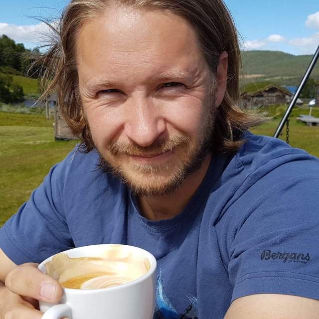Marius Haugaløkken drinking a cup of coffee, Gjendesheim