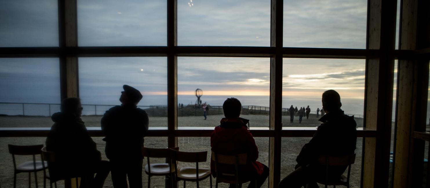 Turister på Nordkapp i midnattssol