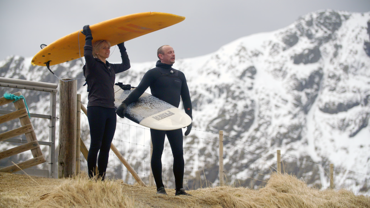 Tina Nordström og artisten Petter Askergren testet surfeforholdene i Lofoten.