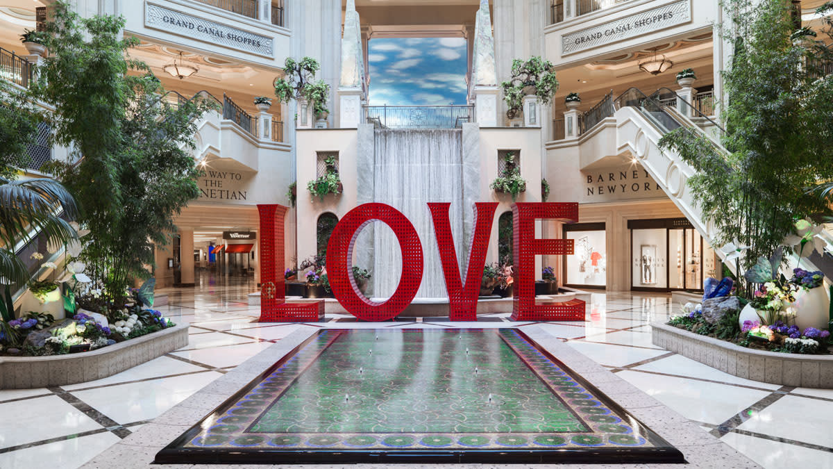 LOVE Art Sculpture at Palazzo/The Venetian Las Vegas