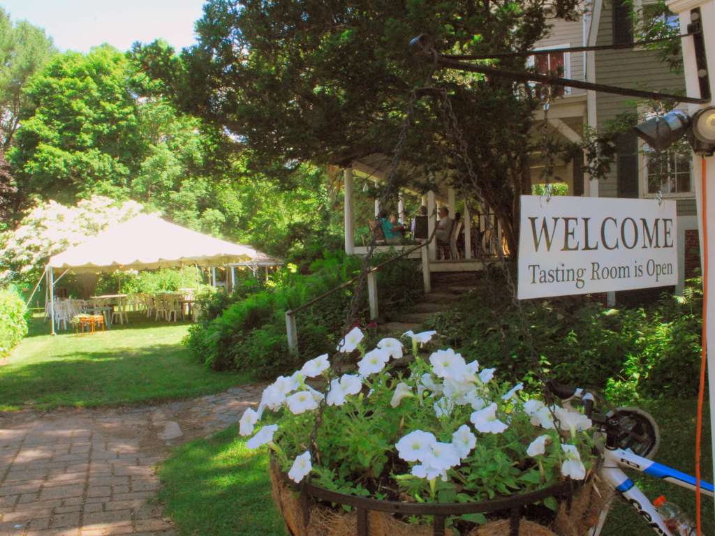 Rhode Island Wineries Vineyards Wine Tasting Tours Diamond Hil Vineyards Berland Blackstone Valley