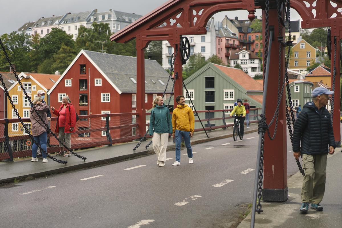 Two people strolling over the Old Town Bridge in Trondheim