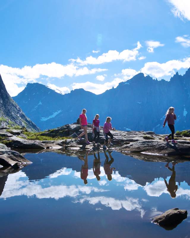 A group of people hiking in sunny weather in Romsdal