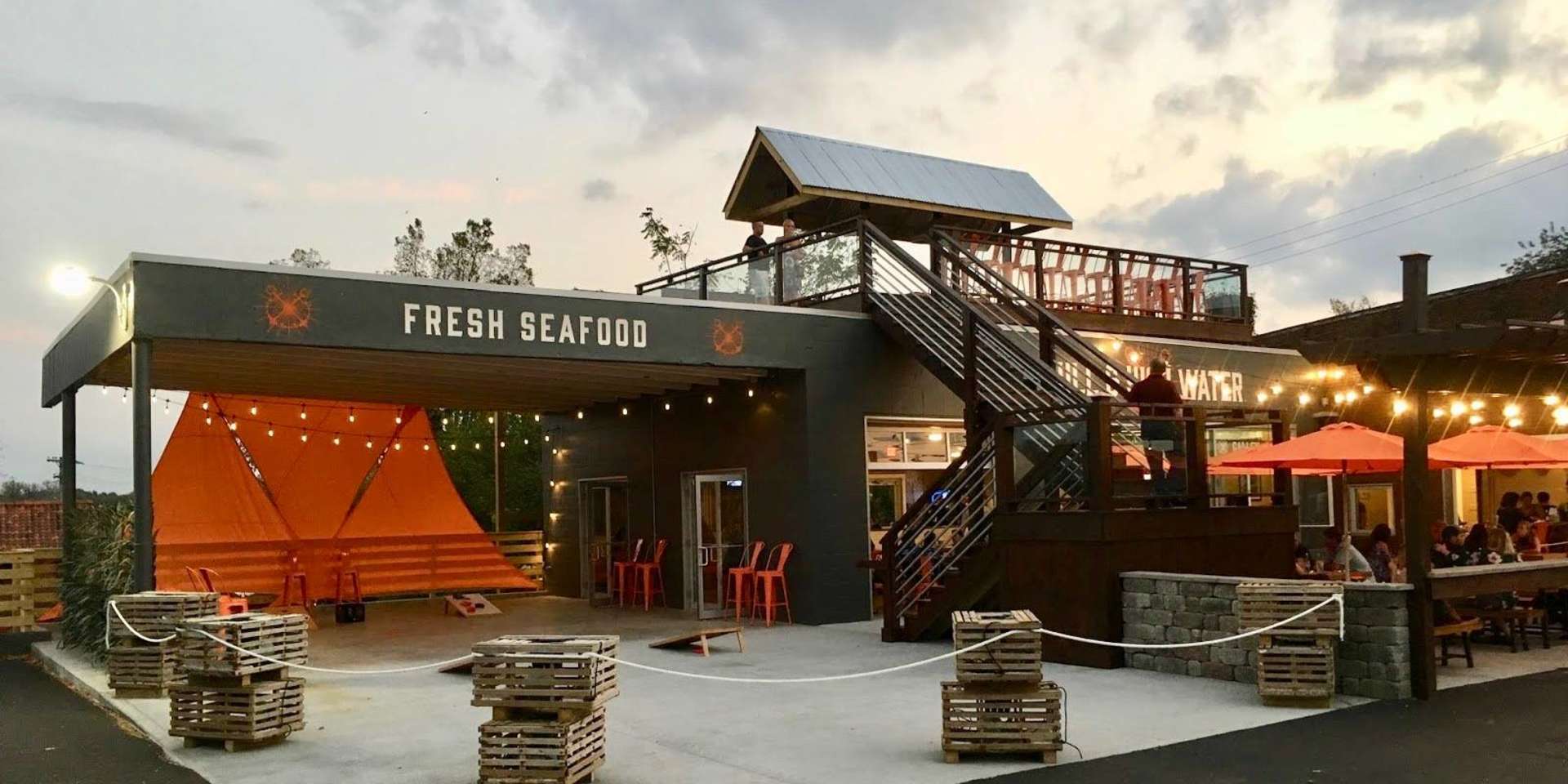 Southern Indiana Restaurants Local Dining Guide Hull And High Water Seafood Restaurant In Downtown New Albany